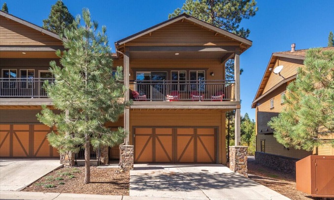 Truckee Apartment | Deluxe Truckee Townhome Dog Friendly A+ Amenities Close to Slopes & Town