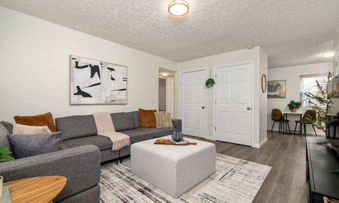 Columbus Apartment | Denney at the Quad- 2BR 1BA Apt| North Campus