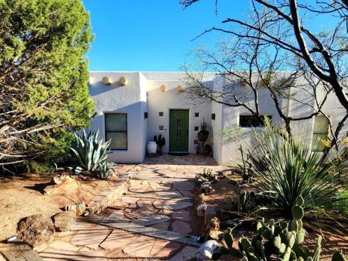 Clarkdale House | Desert Cabin with Amazing Indoor and Outdoor Areas in Arizona