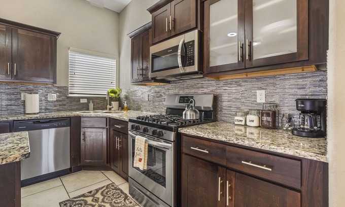 Biggs Field House | Desert Dreamscape 4 Beds + Office...Pets Welcome! Entire home minutes to E Bliss