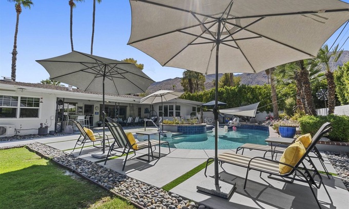 Tahquitz River Estates House | Desert Flamingo House
