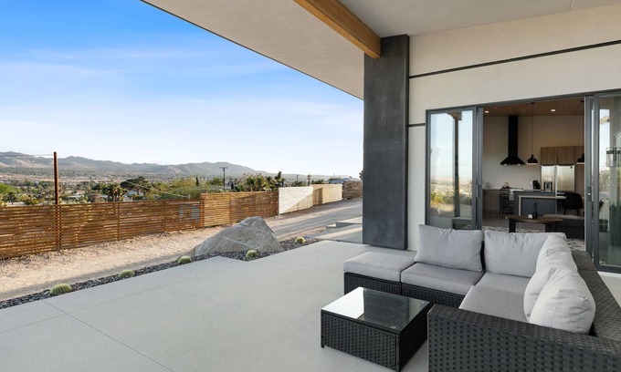 Yucca Valley House | π΅ Desert Ridge - Hot Tub, Fire Pit, BBQ, Out Door Shower & Star Gazing π΅