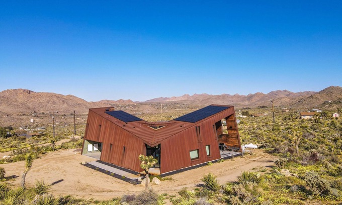 Joshua Tree Highlands House | Desert stunner in Joshua Tree with mountain view - near town & park entrance