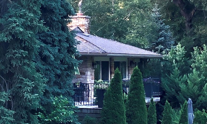 Stratford House | Designer 3-bedroom home near downtown in park like setting