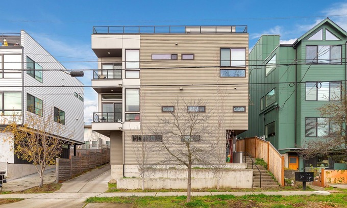 Ballard House | Designer 4B2.5B in Ballard sleeps 10