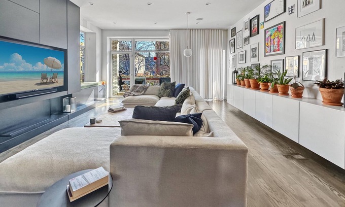 West Town House | Designer 5+ Bedroom Indoor Outdoor Living Central Wicker Park! Family Discounts!