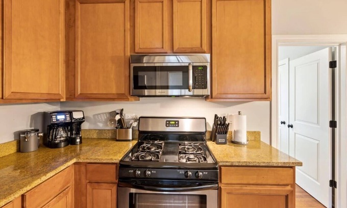 Lakeview Apartment | Designer Apartment 10 Min Walk to Wrigley!