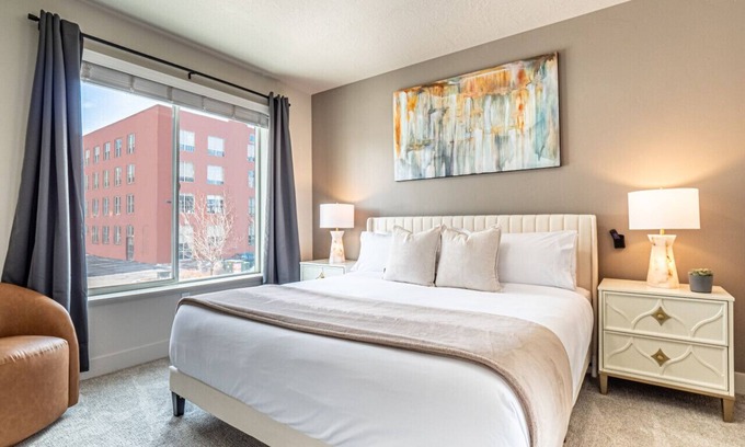 Rio Grande Apartment | Designer- by Convention CenterPool, HTub, 24/7 Gym