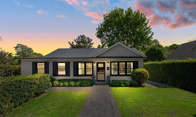 Southampton Cottage | Designer Cottage walking distance Southampton Village