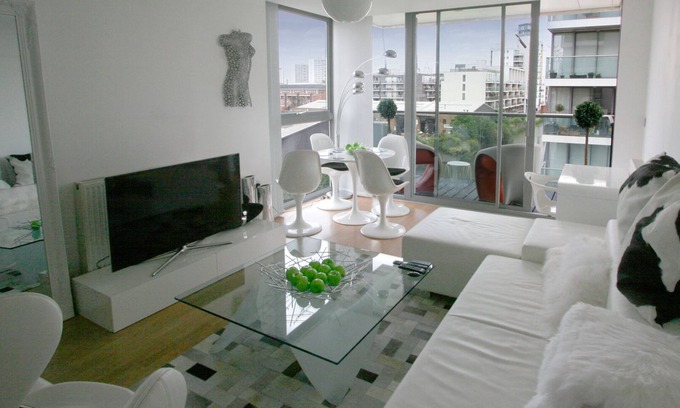 Tower Hamlets Apartment | DESIGNER LUXURY 2bed 2bath Waterfront Zone2 Central City of London Canary Wharf