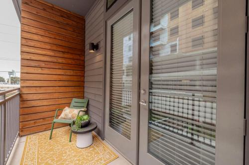 North Burnet Apartment | Designer Vibes -Walk-In Shower -Pool Access