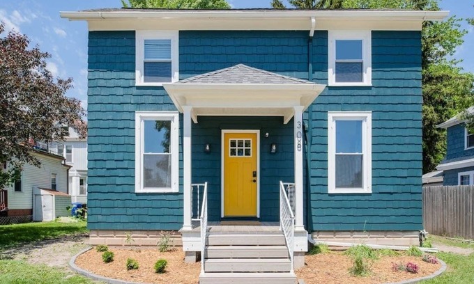 Appleton House | -Destination Downtown - 2 bed, 1 bath