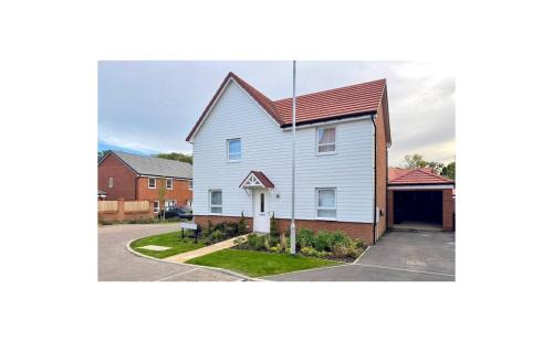 Broad Oak Apartment | Detached 4BR House - Private Garden, Garage & Parking - Perfect for Long Stays, Families, Contractors