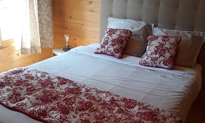 Montignac Ski Chalet | Detached chalet/gîte, 1 bedroom, swimming pool, near Lascaux IV