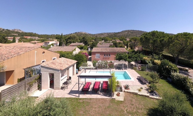 Merindol House | detached house with heated pool in South Luberon village