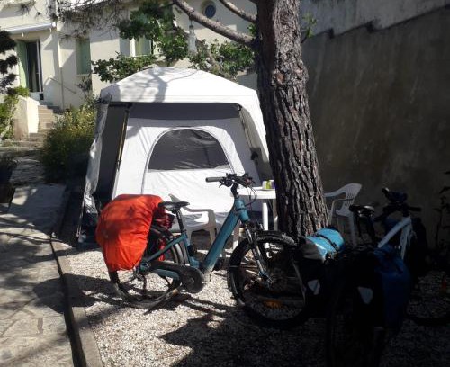 Sete Other | Deux tentes confortables dans un joli jardin idéalement situé