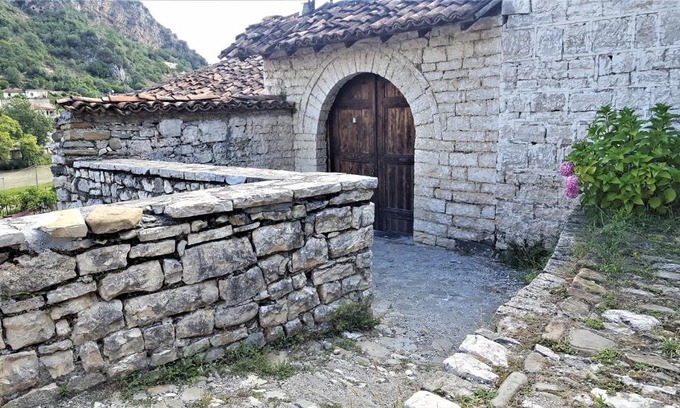 Berat House | Dhimitri's guest house