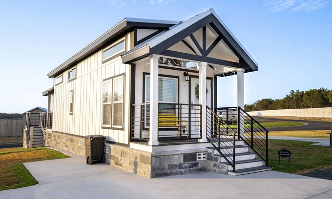 Fredericksburg Cottage | Diamond Dream - 056