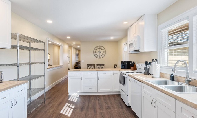 Murfreesboro House | Diana’s Place – 6 BDR Ranch for Long or Short Stays! Heart of the City