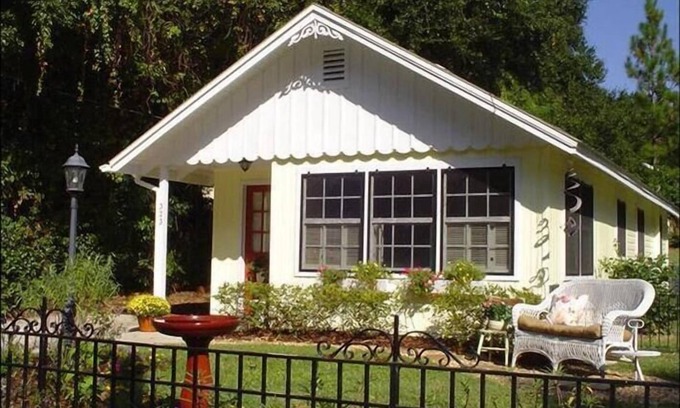 Mount Dora Cottage | *DICKERMAN COTTAGE. Located on cottage row in the Historic area of Mount Dora*