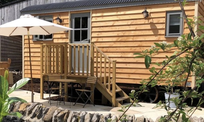 Foolow Cottage | Digby's Hut - sleeps 2 guests in 1 bedroom
