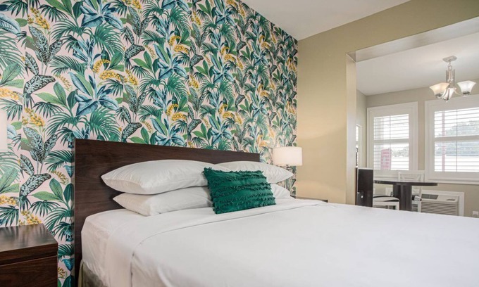 St. Augustine Hotel | Digital Retro Boutique Hotel - Single Queen with Breakfast Nook