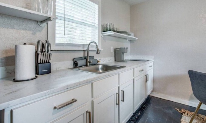 Eastside Promise Neighborhood House | Dignowitty Oasis 3BR w/♛KingBeds ~ 5★ Location