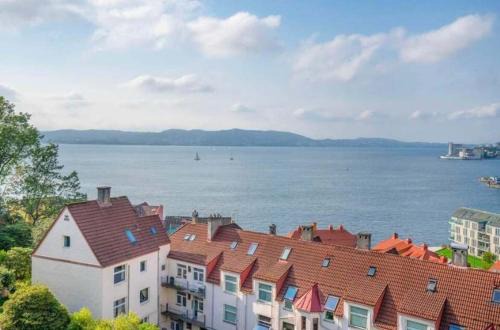 Bergenhus Apartment | DINBNB Apartments l Sea View I Balcony I Fireplace I Near Bryggen