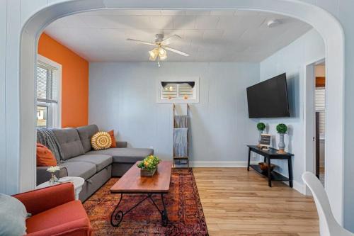 Drumheller House | Dino Cave l Walk to Downtown l Fire Pit & BBQ I TV