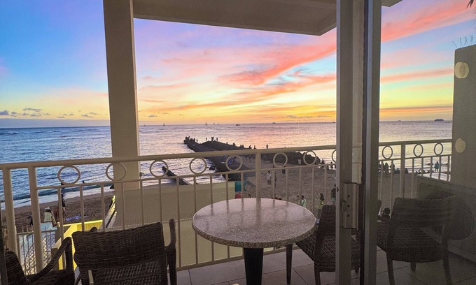 Waikiki Condo | Direct Oceanfront Waikiki! Parking at Waikiki Shore included!