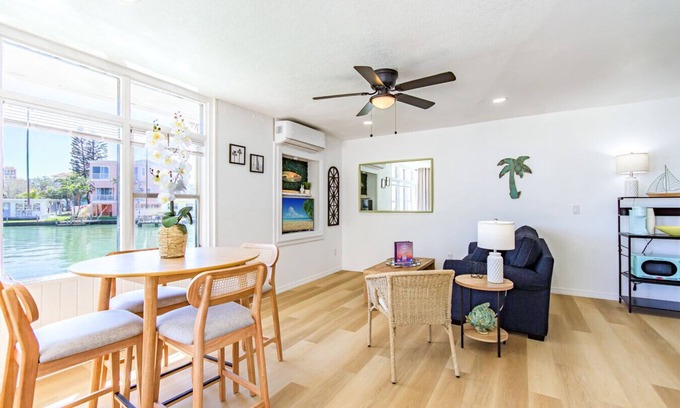 Bay Esplanade Apartment | Direct Waterfront "The Lily Pad" Walk to Beach