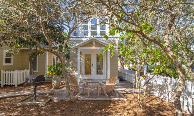 Seaside Cottage | Directly Across From the Beach in Seaside, & Renovated + 2 Adult Bikes!