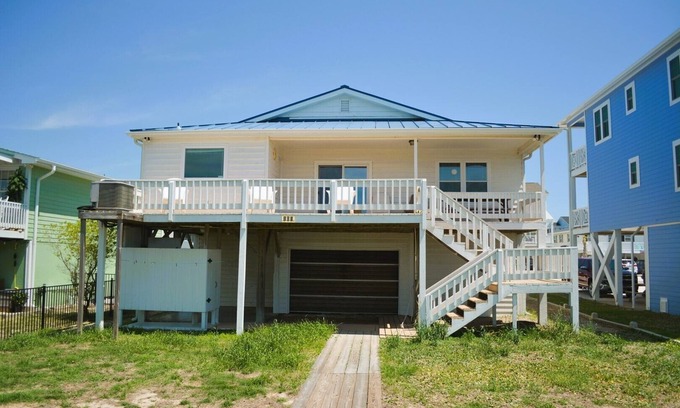 Holden Beach House | Do-Little Dock - Great Deep-Water Canal Home!