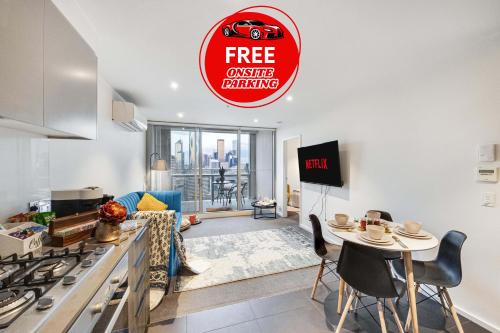 Docklands Apartment | Docklands Harbour & City Views Pool, Free Onsite Parking , Yoga & Gym