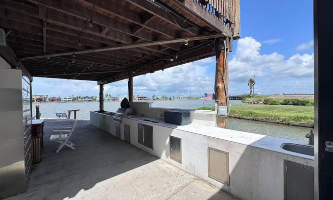 Hitchcock House | Dockside Fishing Retreat on the Bayou