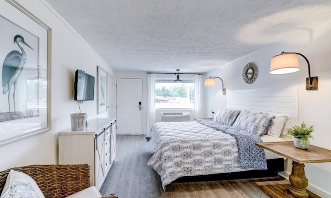Deltaville Hotel | Dockside Inn