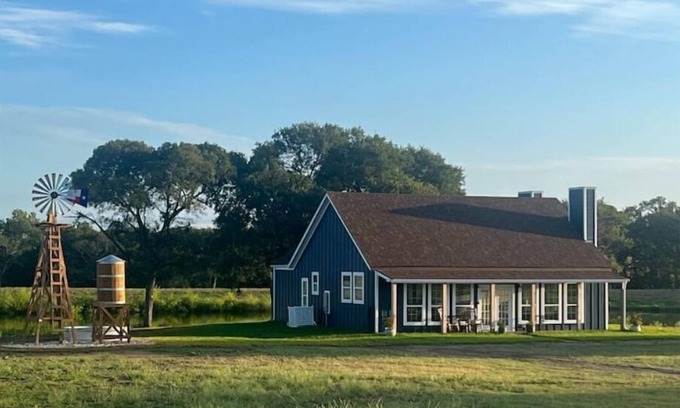 Riesel Cabin | Doe's Hideaway - rural retreat