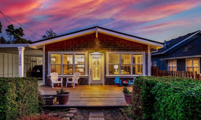 Lincoln City House | Dog & family friendly 1min to beach cozy fireplace