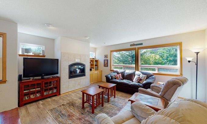 Manzanita House | Dog-friendly 2-story duplex with gas fireplace, enclosed yard, gas grill & W/D