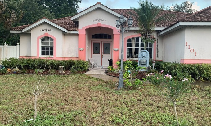 Venice House | DOG FRIENDLY- 3BEDROOM- 2BATH-CREEK-SIDE HOME- BBQ-FIRE PIT-NEAR BEACH/LAKE/PARK