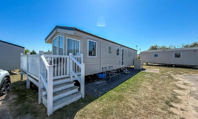 Great Yarmouth House | Dog-friendly 8 berth caravan at Cherry Tree Holiday Park in Norfolk ref 70363C