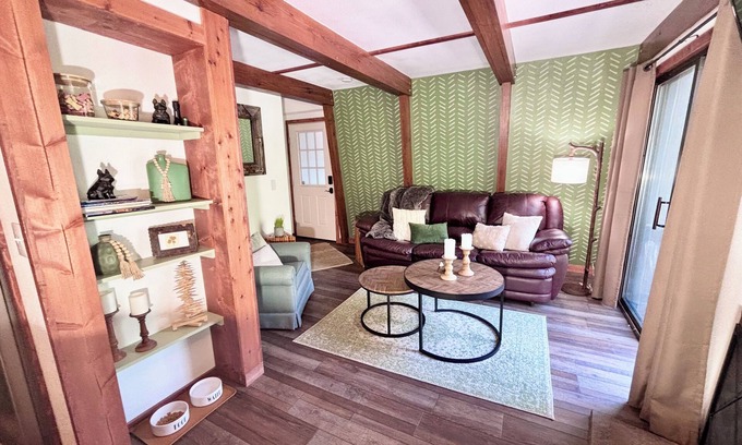 Banner Elk Condo | Dog-Friendly Banner Elk Condo w/Slope View and Deck