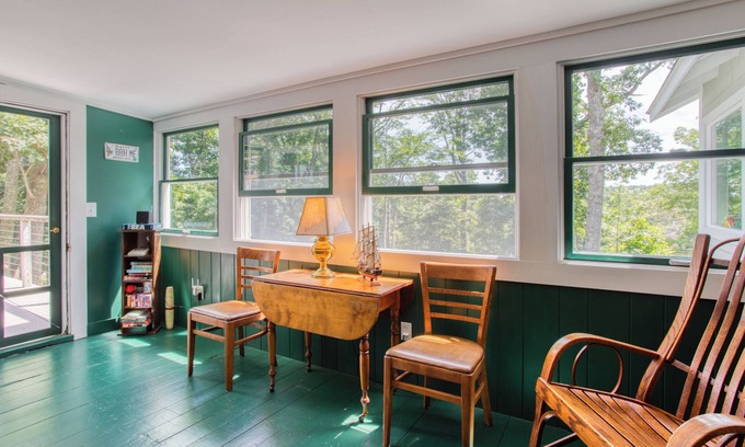 Boothbay Harbor House | Dog-Friendly Boothbay Harbor Bungalow: Walk to Town & Explore
