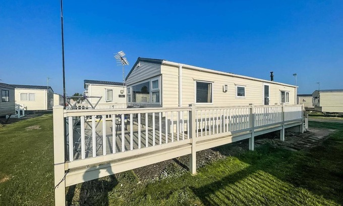 Heacham House | Dog friendly caravan with large decking near Heacham Beach, ref 21052H
