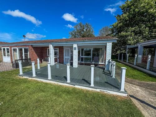 Oulton Broad Ski Chalet | Dog Friendly Chalet At Broadland Park And Marina In Lowestoft Ref 12027B