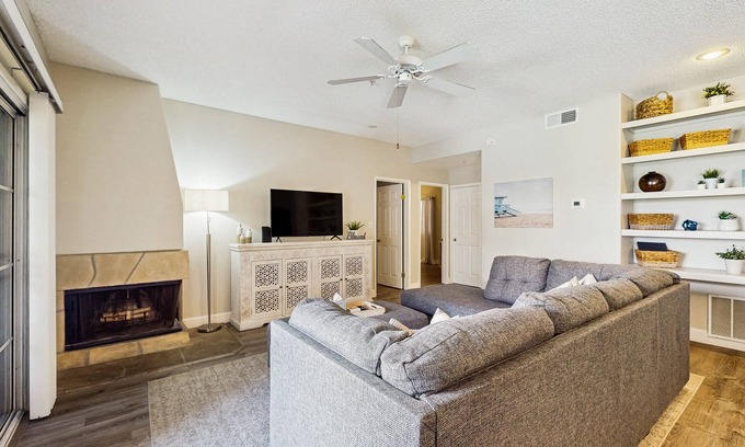 Central Scottsdale Condo | Dog-friendly condo w/shared heated pool, tennis, private W/D, A/C, free WiFi