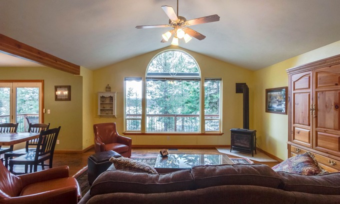 Rockford Bay House | Dog-Friendly Family Getaway with Two Canoes, Rec Room & Lake Access Nearby