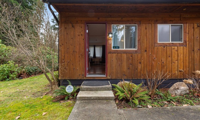 Quilcene Apartment | Dog-friendly hiker's studio with mountain views & fast WiFi