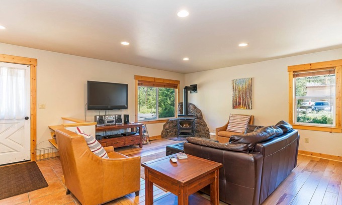 Truckee Cabin | Dog Friendly Home in Central Truckee, Walk to Shops and Restaurants, Close to Skiing!