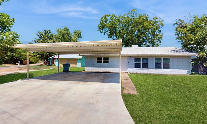 Kingsland House | Dog-friendly home w/a furnished patio, free WiFi, & central A/C- near cove